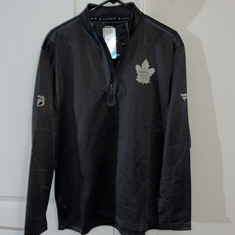 New Toronto Maple Leafs NHL Shield Pro T Neck Hockey 1/4 Zip Sweatshirt Gray M